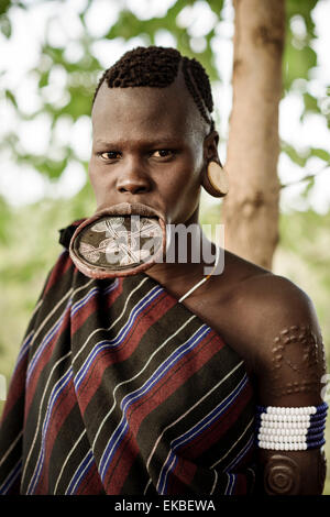 Ritratto di Ana, tribù dei Mursi, Marege Village, Valle dell'Omo, Etiopia, Africa Foto Stock