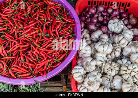 Peperoncini rossi, cipolle e aglio per la vendita di alimenti freschi nel mercato Chau Doc, Fiume Mekong Delta, Vietnam, Indocina, Asia Foto Stock