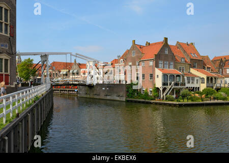 Ponte mobile (ponte levatoio) e case nel porto di Enkhuizen, North Holland, Paesi Bassi, Europa Foto Stock