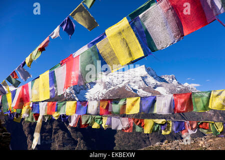 La preghiera buddista bandiere con il Monte Kongde Ri dietro preso appena sopra la città di Namche Bazaar, Himalaya, Nepal, Asia Foto Stock