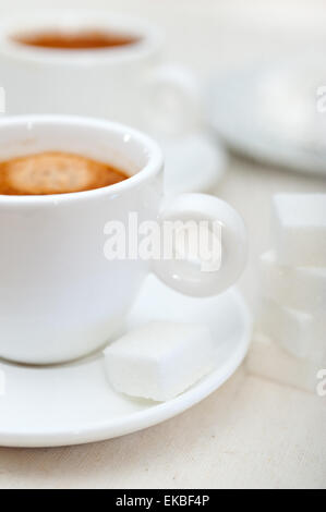 Caffè espresso italiano e cubetti di zucchero Foto Stock