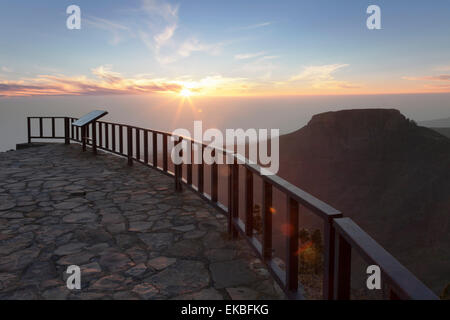 Vista dal Mirador de Igualero oltre il Barranco del Erque table mountain Fortaleza, La Gomera, isole Canarie, Spagna, Atlantico Foto Stock