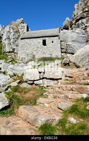 Worm di gradini di pietra che portano da St Govans cappella al mare Pembrokeshire Coast National Park Galles Cymru REGNO UNITO GB Foto Stock