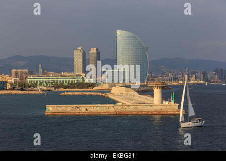 Yacht vele passato La Barceloneta e il lungomare, Port Olimpic in distanza, nel tardo pomeriggio, Barcellona, in Catalogna, Spagna Foto Stock