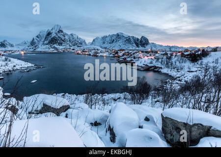 Nuvole temporalesche sulla baia di Hamnoy famosa per il suo merluzzo essiccato e per le tipiche case, Hamnoy, Isole Lofoten in Norvegia Foto Stock