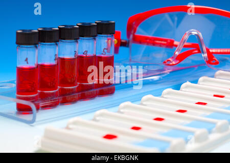 Array di campioni di sangue per microscopia e biopsia di tessuto su blu Foto Stock