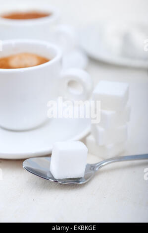 Caffè espresso italiano e cubetti di zucchero Foto Stock