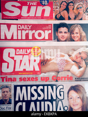 Il 'red' superiore formato tabloid e quotidiani nazionali il sole, Daily Mirror & Daily Star, Londra Foto Stock