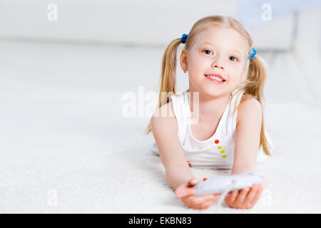 Ragazza che gioca su una console di gioco Foto Stock