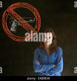 No guns pacifista di business donna, studente, insegnante o politico su sfondo blackboard Foto Stock