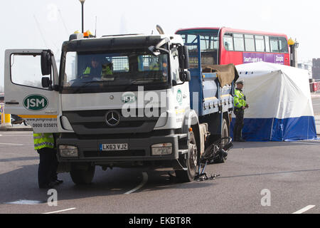 Westminster, Londra, Regno Unito. Il 9 aprile 2015. Ciclista fatalità in Westminster, Londra, Regno Unito Polizia stradale sono visti la tenuta del Lambeth Bridge area di Londra di questa mattina dopo un altro falatality durante il traffico intenso. Un altro ciclista è stato ucciso sulla trafficata strada nel centro di Londra, UK Credit: Jeff Gilbert/Alamy Live News Foto Stock