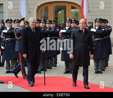 Il Castello di Praga, Repubblica Ceca. 9 apr, 2015. HSH il Principe Alberto II di Monaco (a destra) incontra il Presidente ceco Zeman al Castello di Praga, Repubblica Ceca, giovedì 9 aprile 2015. Prince Albert è su due giorni di visita ufficiale alla Repubblica ceca. © Michal Dolezal/CTK foto/Alamy Live News Foto Stock