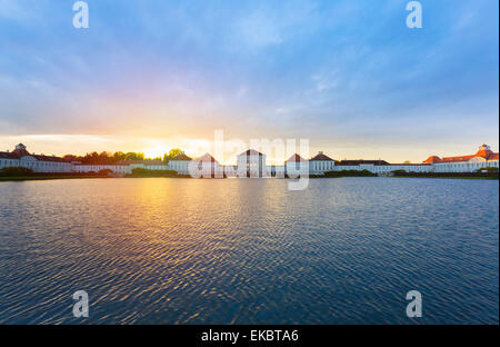 Il castello di Nymphenburg, palazzo barocco al tramonto, Monaco di Baviera, Germania Foto Stock