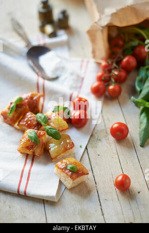 Esente da glutine ciabatta piazze con pomodori a grappolo Foto Stock