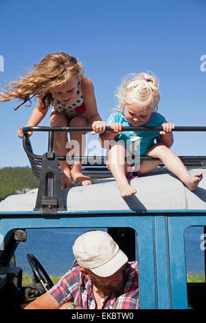 Due sorelle guardando giù dal fuoristrada, Lago Okareka, Nuova Zelanda Foto Stock