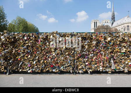 Abbondanza di amore si blocca sul Pont de l'archeveche, di fronte alla cattedrale di Notre Dame, Paris, Francia Foto Stock