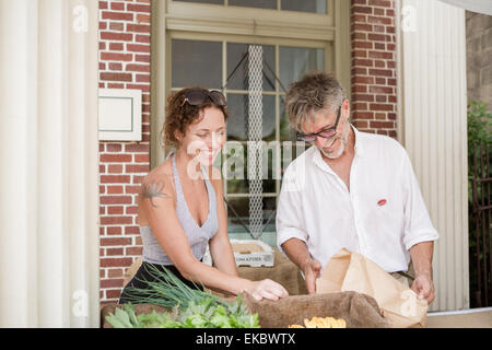 Gli agricoltori vendono verdure organiche su in stallo al di fuori del negozio Foto Stock