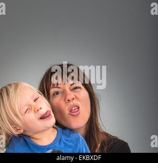 Ritratto di madre e figlio, tirando le facce Foto Stock