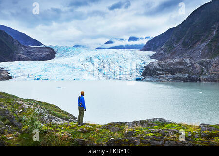 Escursionista maschio ammirate Mendenhall Glacier, Juneau, Alaska, STATI UNITI D'AMERICA Foto Stock