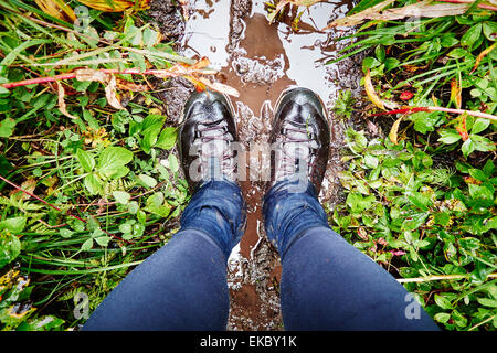 Scarpe da trekking sul sentiero fangoso, Palmer, Alaska, STATI UNITI D'AMERICA Foto Stock