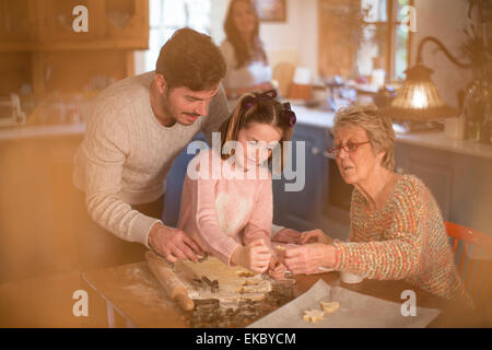 Tre generazioni della famiglia forme di taglio in pasta per fare biscotti fatti in casa Foto Stock