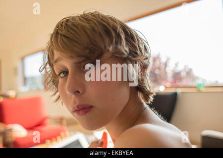 Ragazzo di casa in soggiorno Foto Stock