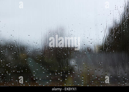 Vista attraverso il vetro di finestra con le gocce di pioggia Foto Stock