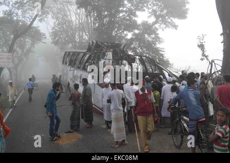 Faridpur, Bangladesh. 9 apr, 2015. Le persone si radunano presso il sito di un incidente in Faridpur, circa 101 km da Dacca in Bangladesh, in data 9 aprile 2015. Almeno 24 persone sono state uccise e più di 22 altri feriti quando un autobus passeggeri virato in fuori strada e cadde in un fosso nel distretto di Faridpur inizio giovedì. Credito: Stringer/Xinhua/Alamy Live News Foto Stock