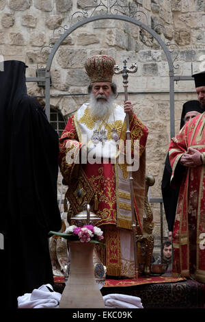 Gerusalemme, Israele 9 Aprile 2015: Il Patriarca Greco Ortodosso di Gerusalemme Theophilos III è visto durante la " lavanda dei piedi " cerimonia presso la chiesa del Santo Sepolcro nella città vecchia di Gerusalemme il 09 aprile 2015, i cristiani di tutto il mondo commemorano eventi intorno la crocifissione di Gesù Cristo, che conduce fino alla sua resurrezione di Pasqua. Credito: Eddie Gerald/Alamy Live News Foto Stock