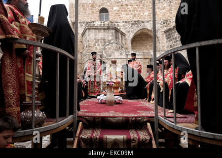 Gerusalemme, Israele 9 Aprile 2015: Il Patriarca Greco Ortodosso di Gerusalemme Theophilos III è visto durante la " lavanda dei piedi " cerimonia presso la chiesa del Santo Sepolcro nella città vecchia di Gerusalemme il 09 aprile 2015, i cristiani di tutto il mondo commemorano eventi intorno la crocifissione di Gesù Cristo, che conduce fino alla sua resurrezione di Pasqua. Credito: Eddie Gerald/Alamy Live News Foto Stock