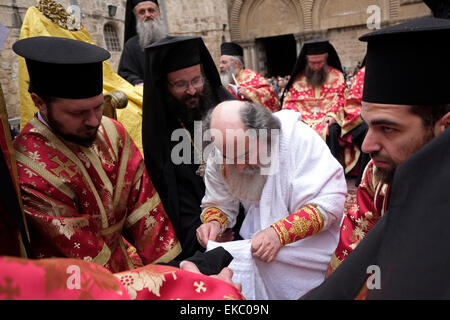 Gerusalemme, Israele 9 Aprile 2015: Il Patriarca Greco Ortodosso di Gerusalemme Theophilos III conduce la " lavanda dei piedi " cerimonia presso la chiesa del Santo Sepolcro nella città vecchia di Gerusalemme il 09 aprile 2015, i cristiani di tutto il mondo commemorano eventi intorno la crocifissione di Gesù Cristo, che conduce fino alla sua resurrezione di Pasqua. Credito: Eddie Gerald/Alamy Live News Foto Stock