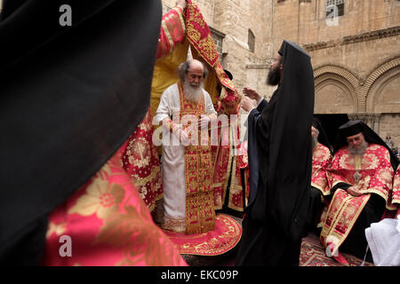 Gerusalemme, Israele 9 Aprile 2015: Il Patriarca Greco Ortodosso di Gerusalemme Theophilos III è visto durante la " lavanda dei piedi " cerimonia presso la chiesa del Santo Sepolcro nella città vecchia di Gerusalemme il 09 aprile 2015, i cristiani di tutto il mondo commemorano eventi intorno la crocifissione di Gesù Cristo, che conduce fino alla sua resurrezione di Pasqua. Credito: Eddie Gerald/Alamy Live News Foto Stock