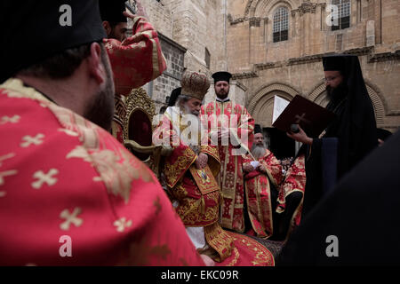 Gerusalemme, Israele 9 Aprile 2015: Il Patriarca Greco Ortodosso di Gerusalemme Theophilos III è visto durante la " lavanda dei piedi " cerimonia presso la chiesa del Santo Sepolcro nella città vecchia di Gerusalemme il 09 aprile 2015, i cristiani di tutto il mondo commemorano eventi intorno la crocifissione di Gesù Cristo, che conduce fino alla sua resurrezione di Pasqua. Credito: Eddie Gerald/Alamy Live News Foto Stock