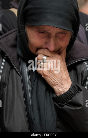 Gerusalemme, Israele 9 Aprile 2015: un ortodosso orientale adoratore di piangere durante la " lavanda dei piedi " cerimonia presso la chiesa del Santo Sepolcro nella città vecchia di Gerusalemme il 09 aprile 2015, i cristiani di tutto il mondo commemorano eventi intorno la crocifissione di Gesù Cristo, che conduce fino alla sua resurrezione di Pasqua. Credito: Eddie Gerald/Alamy Live News Foto Stock