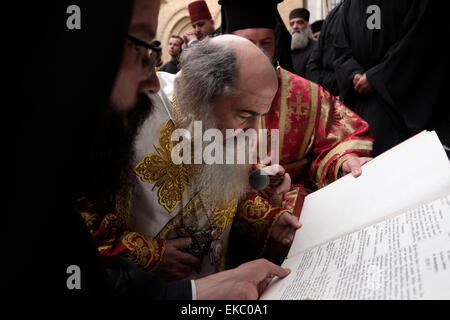 Gerusalemme, Israele 9 Aprile 2015: Il Patriarca Greco Ortodosso di Gerusalemme Theophilos III conduce la " lavanda dei piedi " cerimonia presso la chiesa del Santo Sepolcro nella città vecchia di Gerusalemme il 09 aprile 2015, i cristiani di tutto il mondo commemorano eventi intorno la crocifissione di Gesù Cristo, che conduce fino alla sua resurrezione di Pasqua. Credito: Eddie Gerald/Alamy Live News Foto Stock