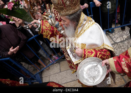 Gerusalemme, Israele 9 Aprile 2015: Il Patriarca Greco Ortodosso di Gerusalemme Theophilos III conduce la " lavanda dei piedi " cerimonia presso la chiesa del Santo Sepolcro nella città vecchia di Gerusalemme il 09 aprile 2015, i cristiani di tutto il mondo commemorano eventi intorno la crocifissione di Gesù Cristo, che conduce fino alla sua resurrezione di Pasqua. Credito: Eddie Gerald/Alamy Live News Foto Stock