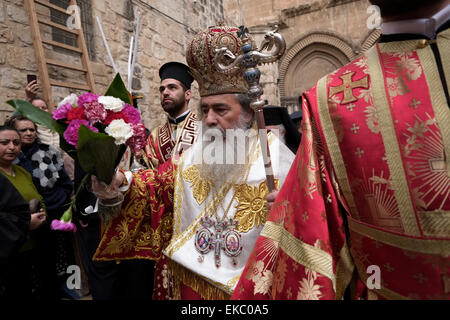 Gerusalemme, Israele 9 Aprile 2015: Il Patriarca Greco Ortodosso di Gerusalemme Theophilos III conduce la " lavanda dei piedi " cerimonia presso la chiesa del Santo Sepolcro nella città vecchia di Gerusalemme il 09 aprile 2015, i cristiani di tutto il mondo commemorano eventi intorno la crocifissione di Gesù Cristo, che conduce fino alla sua resurrezione di Pasqua. Credito: Eddie Gerald/Alamy Live News Foto Stock