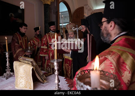 Gerusalemme, Israele 9 Aprile 2015: Il Patriarca Greco Ortodosso di Gerusalemme Theophilos III pregando presso il Patriarcato greco-ortodosso chiesa subito dopo la " lavanda dei piedi " cerimonia presso la chiesa del Santo Sepolcro nella città vecchia di Gerusalemme il 09 aprile 2015, i cristiani di tutto il mondo commemorano eventi intorno la crocifissione di Gesù Cristo, che conduce fino alla sua resurrezione di Pasqua. Credito: Eddie Gerald/Alamy Live News Foto Stock