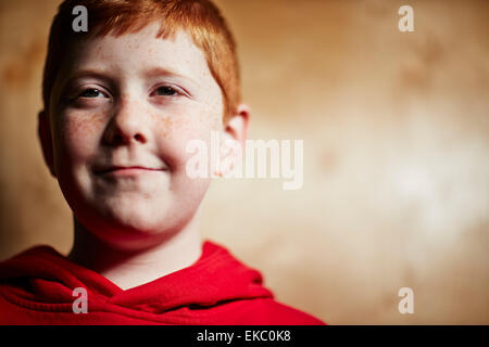 Ragazzo con i capelli rossi, sorridente Foto Stock