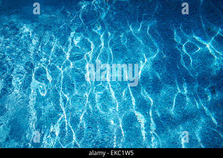 Il turchese soleggiato piscina Foto Stock