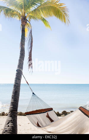 Amaca sulla spiaggia sabbiosa, Islamorada, Florida Keys, STATI UNITI D'AMERICA Foto Stock