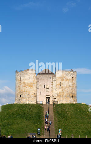 I visitatori per la torre di Clifford, città di York, North Yorkshire, Inghilterra, Regno Unito Foto Stock