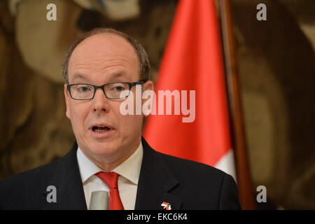 Il Castello di Praga, Repubblica Ceca. 9 apr, 2015. HSH il Principe Alberto II di Monaco partecipa a una conferenza stampa presso il Castello di Praga, Repubblica Ceca, giovedì 9 aprile 2015. Prince Albert è su due giorni di visita ufficiale alla Repubblica ceca. © Michal Dolezal/CTK foto/Alamy Live News Foto Stock