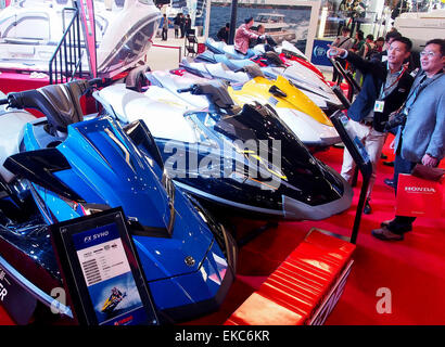 Shanghai. 9 apr, 2015. La gente visita il ventesimo China International Boat Show in oriente la Cina del Comune di Shanghai, Aprile 9, 2015. Quattro giorni di spettacolo, che ha attratto 550 espositori sia a casa e all'estero, ha dato dei calci a fuori qui giovedì. © Chen Fei/Xinhua/Alamy Live News Foto Stock