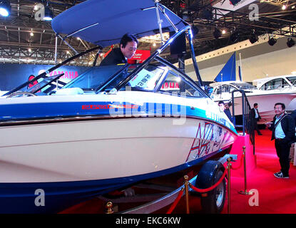 Shanghai. 9 apr, 2015. La gente visita il ventesimo China International Boat Show in oriente la Cina del Comune di Shanghai, Aprile 9, 2015. Quattro giorni di spettacolo, che ha attratto 550 espositori sia a casa e all'estero, ha dato dei calci a fuori qui giovedì. © Chen Fei/Xinhua/Alamy Live News Foto Stock