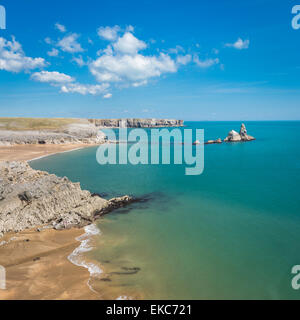 Ampia oasi a sud in Pembrokeshire, con chiesa Rock in mare con la bassa marea. Foto Stock