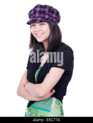 Young Teen ragazza sorridente, braccia incrociate, indossando hat Foto Stock