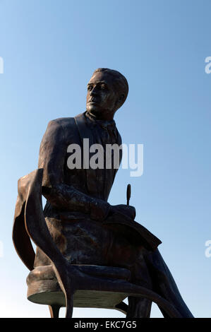 Statua di Cardiff nato song writer e attore Ivor Novello, Cardiff Bay. Foto Stock