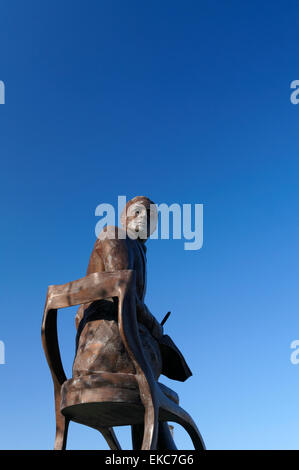 Statua di Cardiff nato song writer e attore Ivor Novello, Cardiff Bay. Foto Stock