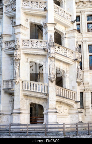 La scala a chiocciola in Francois I ala del Castello Reale di Blois, Loir-et-Cher, Francia Foto Stock